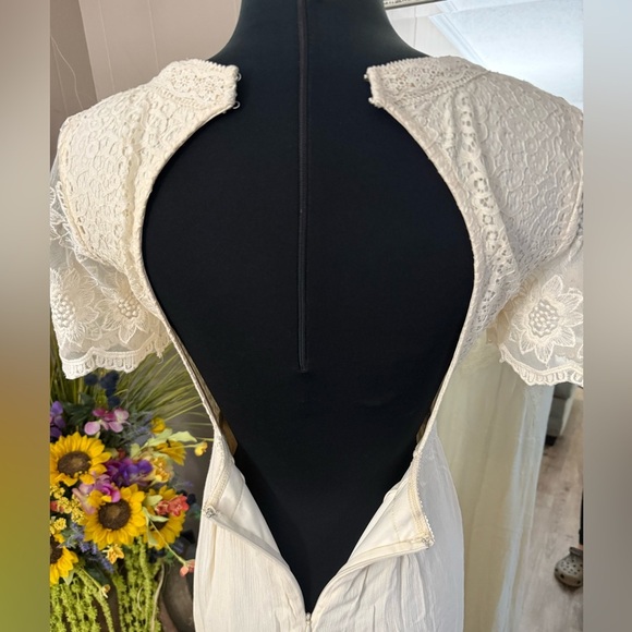 Soieblu • Short Sleeve V-Neck Mixed Lace Sheath Dress - Picture 11 of 16